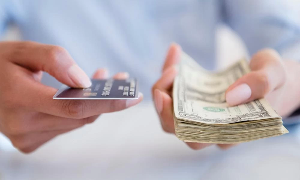 Σύντομα μπορεί να αναγκαστείτε να πληρώνετε για να έχετε τα χρήματά σας στην τράπεζα